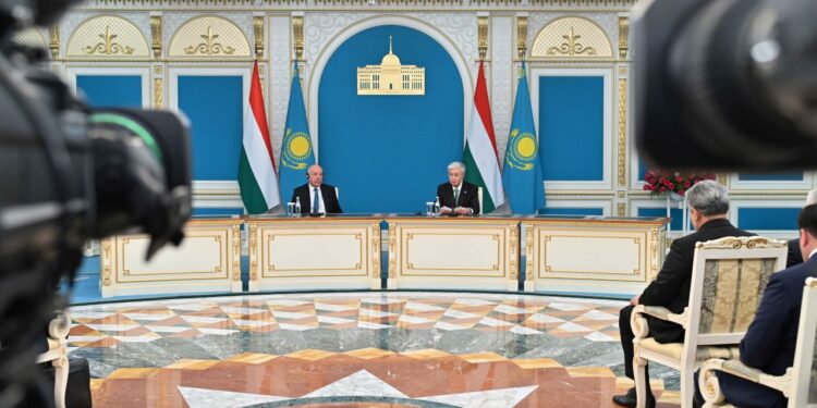 Касым-Жомарт Токаев и Тамаш Шуйок провели брифинг для представителей СМИ