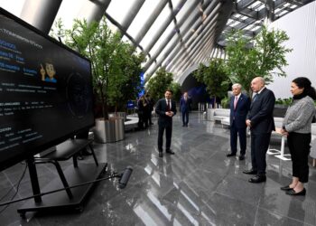 Президенты Казахстана и Венгрии посетили центр искусственного интеллекта Аlem.AI