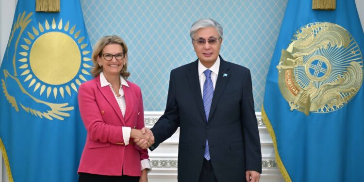 Глава государства принял генсека Международного союза электросвязи Дорин Богдан-Мартин