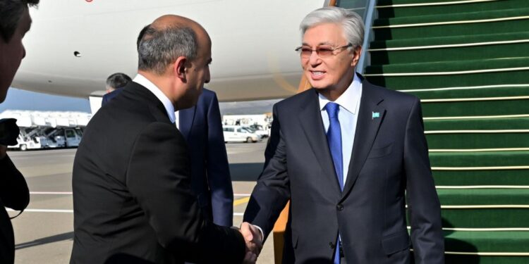 Токаев прибыл в Азербайджан для участия в саммите