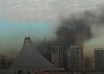 Пожар на стройке в Астане: загорелись материалы на проспекте Туран (ВИДЕО)