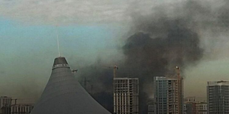 Пожар на стройке в Астане: загорелись материалы на проспекте Туран (ВИДЕО)