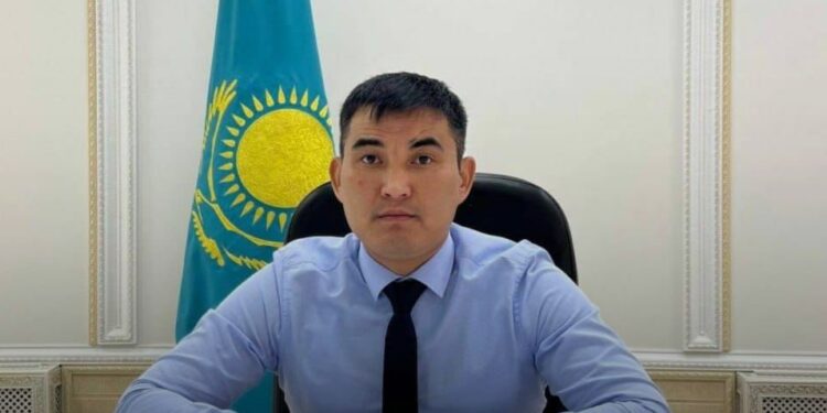 Избившего любовницу акима города в Актюбинской области признали виновным