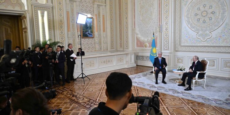 Собираются “сверить часы”: лидеры Казахстана и России обсудили положение дел и планы по сотрудничеству