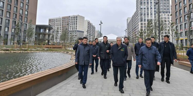 Президент осмотрел бульвар Greenline в столичном районе «Нура»