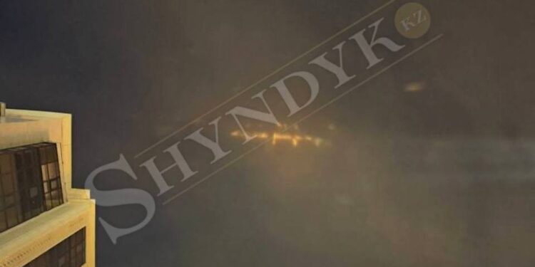 Необычный светящийся объект появился в небе над Астаной (ВИДЕО)