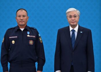 Токаев в Акорде наградил казахстанских спасателей
