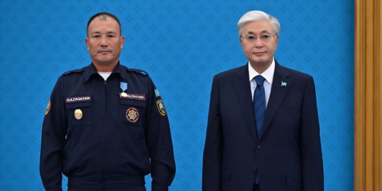 Токаев в Акорде наградил казахстанских спасателей