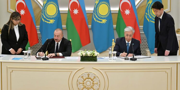 Энергетика, логистика, цифровизация: 15 документов подписано по итогам переговоров Токаева и Алиева