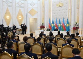 Президенты Казахстана и Азербайджана выступили на брифинге в Астане