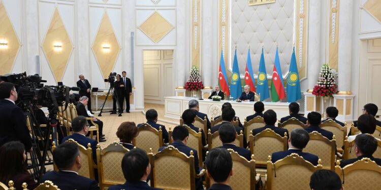 Президенты Казахстана и Азербайджана выступили на брифинге в Астане