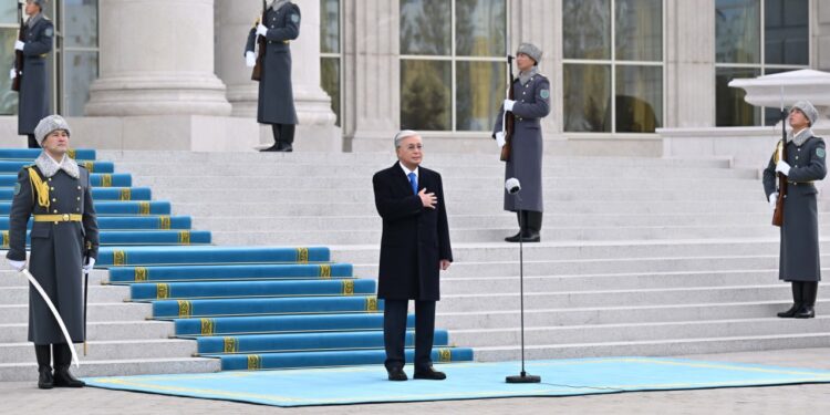 День Республики: президент принял участие в церемонии поднятия Государственного флага