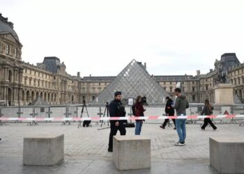 Охранники Лувра могут быть замешаны в похищении века