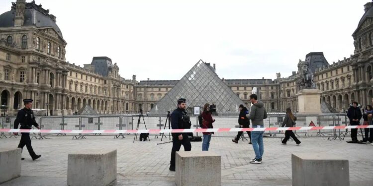 Охранники Лувра могут быть замешаны в похищении века