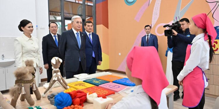 Токаев посетил творческо-инновационную академию «Сыр жұлдыздары» в Кызылорде