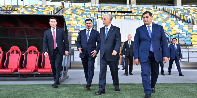Токаев осмотрел новый стадион в Кызылорде и встретился с игроками ФК «Қайсар»