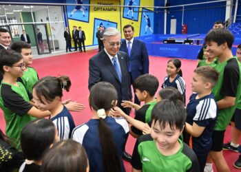 Касым-Жомарт Токаев встретился с детьми в кызылординском Центре настольного тенниса (ВИДЕО)