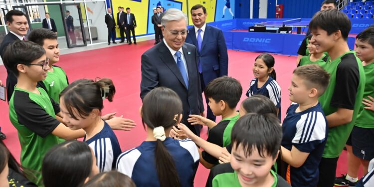 Касым-Жомарт Токаев встретился с детьми в кызылординском Центре настольного тенниса (ВИДЕО)