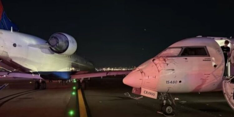 В Нью-Йорке столкнулись два самолёта (ВИДЕО)