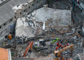 Школа обрушилась в Индонезии: погибли не менее 50 человек (ВИДЕО)