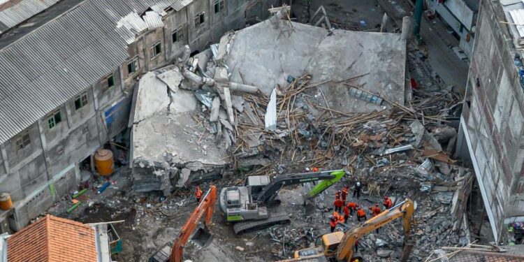 Школа обрушилась в Индонезии: погибли не менее 50 человек (ВИДЕО)