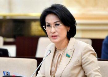 Глава Минздрава спасла человека на борту самолёта