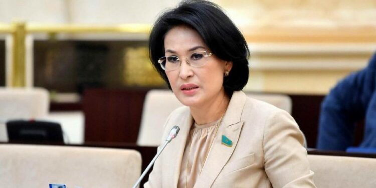 Глава Минздрава спасла человека на борту самолёта