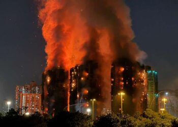 В Гонконге число жертв крупного пожара в ЖК увеличилось до 94 (ВИДЕО)