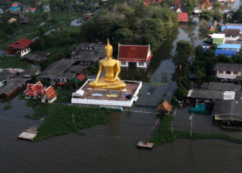 Число жертв наводнения в Таиланде увеличилось до 162 человек (ВИДЕО)