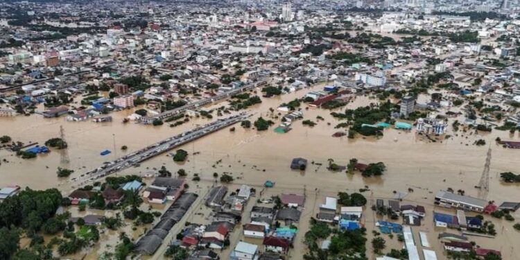 Наводнения в Таиланде и Индонезии: Токаев выразил соболезнования главам этих стран