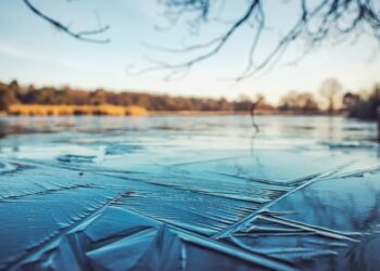 Опасно для жизни: астанчанам запрещено выходить на тонкий лёд