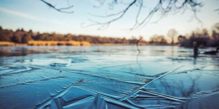 Опасно для жизни: астанчанам запрещено выходить на тонкий лёд