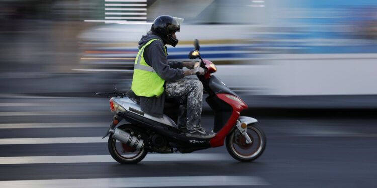 Пьяный мопедист бросил транспорт и пытался убежать от полиции в Астане