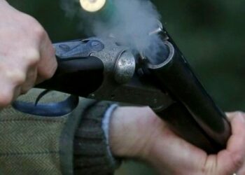 Мужчина с оружием напал на полицию: один человек ранен, стрелок убит