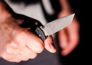 Мужчина ударил ножом полицейского в Костанае (ВИДЕО)