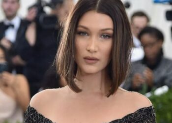 Казахи везде: Белла Хадид получила казахстанский шоколад от фанатки (ВИДЕО)