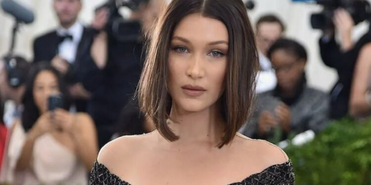 Казахи везде: Белла Хадид получила казахстанский шоколад от фанатки (ВИДЕО)