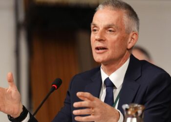 Глава BBC Тим Дэйви уходит в отставку на фоне скандала с речью Трампа