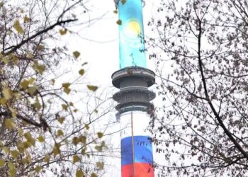 Акорда показала видео с небесно-голубыми флагами Казахстана в Москве