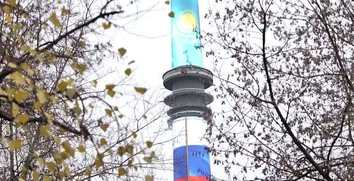 Акорда показала видео с небесно-голубыми флагами Казахстана в Москве