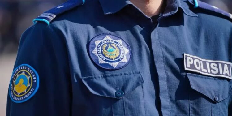 Двое мужчин избили участкового в Костанайской области