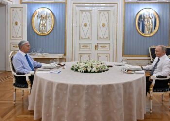 Посидим, чайку попьём: забавный момент встречи Токаева и Путина стал вирусным в Сети