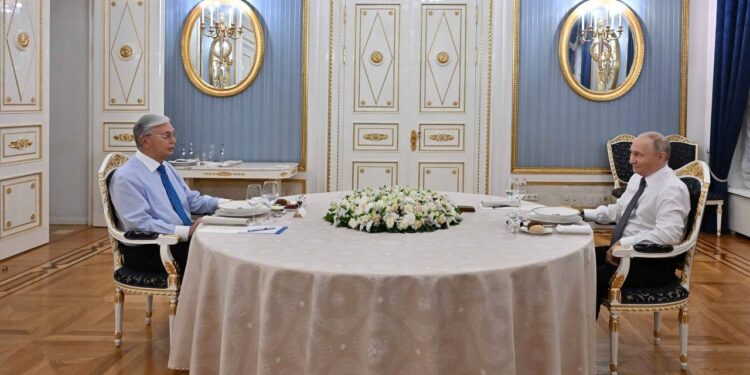 Посидим, чайку попьём: забавный момент встречи Токаева и Путина стал вирусным в Сети