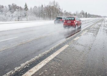В каких регионах из-за непогоды ограничили движение транспорта