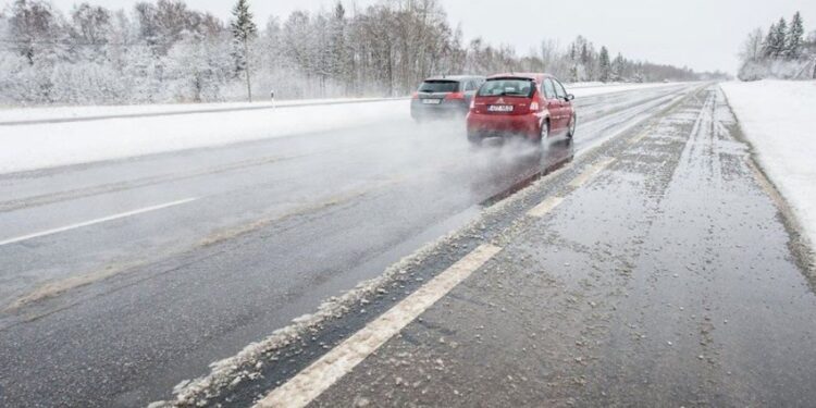 В каких регионах из-за непогоды ограничили движение транспорта