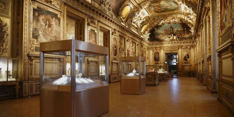 Дерзкое ограбление Лувра: обвинение предъявлено ещё двоим подозреваемым