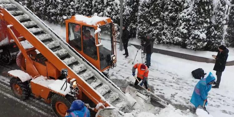 Мощный снегопад обрушился на Алматы: на очистку улиц вышли более 2,5 тыс. рабочих