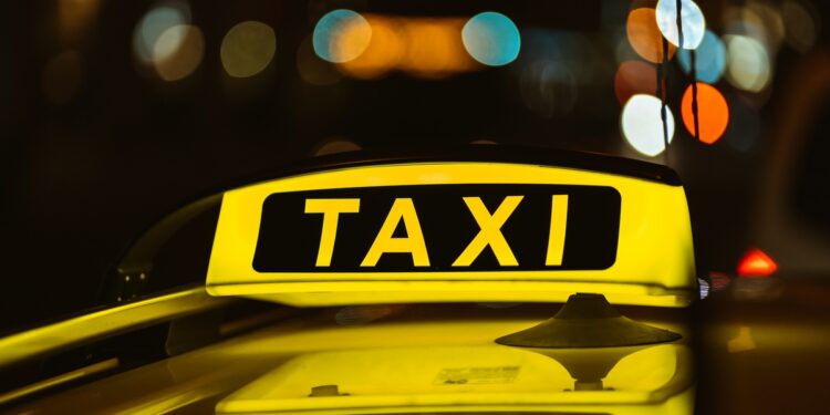 Таксист уехал с 4-летней девочкой, а её мать пыталась догнать машину