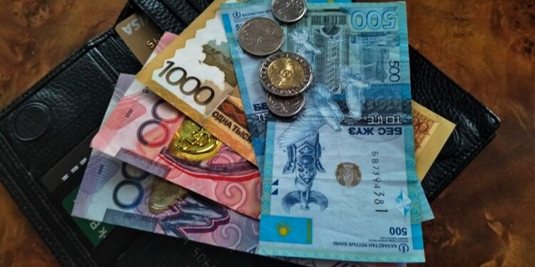 На сколько будут расти доходы казахстанцев?