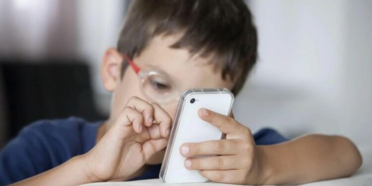 Казахстанцев могут штрафовать, если ребёнок пользуется телефоном на уроке (ВИДЕО)